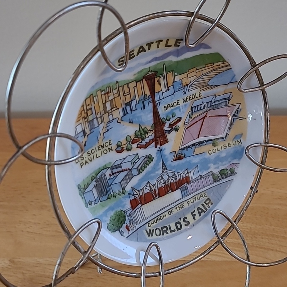 VINTAGE 1962 Seattle World's Fair Mini Plate With Wire Frame Hanger/Stand - Picture 8 of 15
